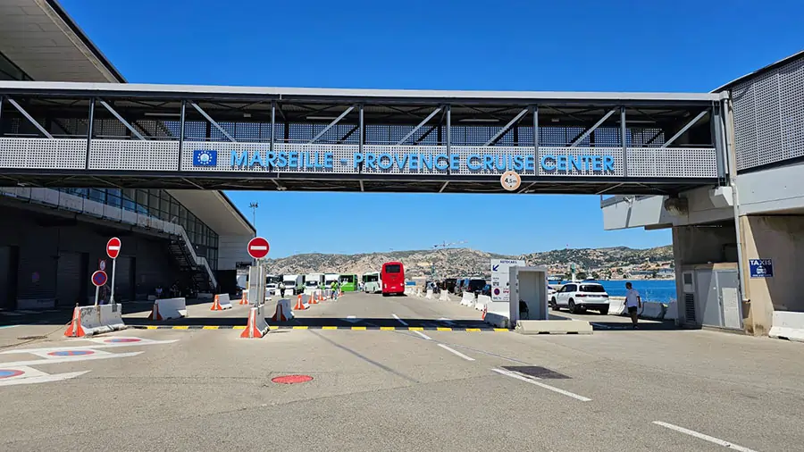 Vue panoramique du terminal de croisière MPCT de Marseille avec paquebot